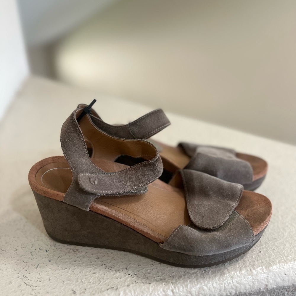 Vionic Womens Astrid II‎ Sandal Size 7.5 Taupe Suede Ankle Strap Wedge Platform